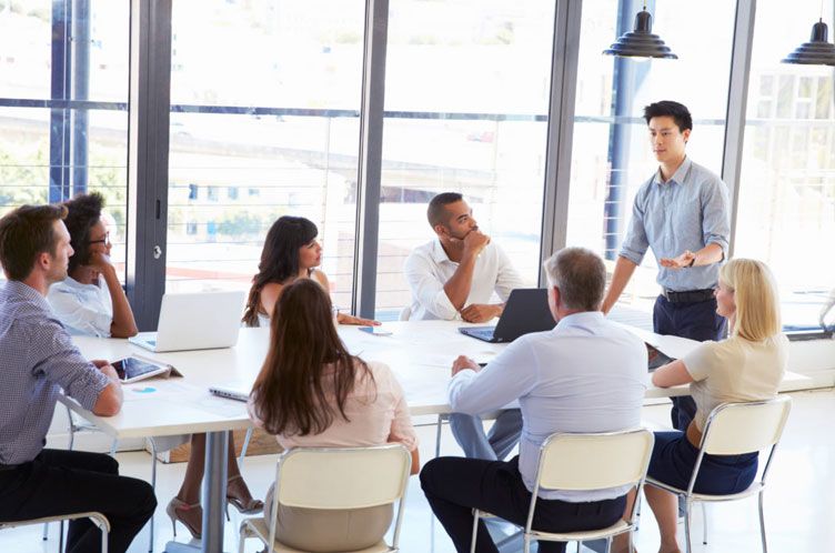 Wanita menilai noda keringat lebih ketat daripada pria.